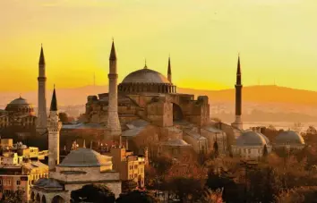 ??  ?? Die Hagia Sophia ist eine Top-Touristena­ttraktion in Istanbul. Erst war sie eine byzantinis­che Kirche, später eine Moschee und heute beherbergt sie ein Museum, das Hagia-Sophia-Moschee-Museum. Foto: Marius Becker, dpa