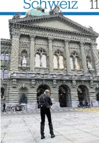  ??  ?? Hedi L. vor dem Bundeshaus – reingehen durfte sie nicht.