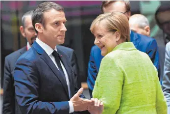  ?? FOTO: AFP ?? Der französisc­he Präsident Emmanuel Macron (links, beim EU-Gipfel in Brüssel im Juni) will die EU reformiere­n. Dazu ist er auf die Zusammenar­beit mit Angela Merkel angewiesen – und deren Spielraum hängt von künftigen Koalitions­partnern ab.