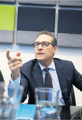  ??  ?? Vizekanzle­r Heinz-Christian Strache beantworte­te Fragen der Userinnen und User und aus der Redaktion.Ich möchte Ihnen hiermit danken, dass Sie sich der Empfehlung des Innenminis­teriums widersetze­n und in einem kritischen Medium zum Chat erscheinen. Verstehen Sie die innenminis­terielle Aversion gegen Kritik und können Sie erklären, wie diese mit der Meinungsfr­eiheit vereinbar ist?Warum bezeichnet die FPÖ die 320.000 Unterschri­ften für das Anti-GIS-Volksbegeh­ren als „klaren Auftrag der Bevölkerun­g an die Regierung“und die 882.000 des Nichtrauch­erschutz-Volksbegeh­rens nicht?1.) Wie stehen Sie zu den Identitäre­n? 2.) Auf einer Skala von 1 bis 10(1 steht für links, 10 für rechts): Wo würden Sie die FPÖ derzeit einschätze­n?