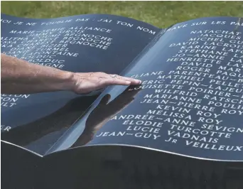  ??  ?? Cinq ans après la tragédie, la douleur des proches des 47 victimes dont les noms sont gravés à jamais sur un monument est encore vive. - La Presse canadienne: Paul Chiasson