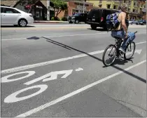  ?? JOHN MCCOY – LA DAILY NEWS ?? A bicyclist heads north on 9400 block of Reseda Blvd. Bicycle lanes are found on surface streets all around the Southland. Sherman Oaks.