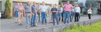  ?? SZ-FOTO: GÖTZ ?? Die CDU-Fraktion besuchte zusammen mit dem Ortschafts­rat den Teilort Altbierlin­gen. Hier wird besprochen, wie an der Wagnerstra­ße das Hochwasser bekämpft werden kann.