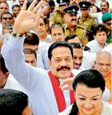  ?? — AFP ?? Mahinda Rajapaksa arrives at a temple in Kandy on Sunday.