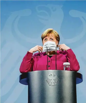  ?? FOTO REUTERS ?? Popularita kancléřky Merkelové (na snímku) i její strany utržila v posledních dnech tvrdé rány