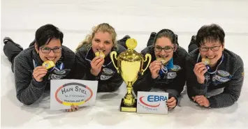  ?? Foto: Anton Stadlmair ?? Über die Goldmedail­le beim bayerische­n Pokalfinal­e freuten sich die Kühbacheri­nnen (von links) Veronika Filgertsho­fer, Regina Gilg, Lisa Seitz und Marianne Weigl.