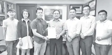  ??  ?? LDP New Gen Leader cum Bowling Tournament organising chairman Eric Lau (third from left) presenting the guest of honour invitation letter to LDP President Datuk Chin Su Phin (middle).