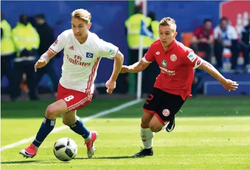  ?? Foto: dpa/Carmen Jaspersen ?? Gegen Mainz schafften die Hamburger um Lewis Holtby (links) nur ein 0:0.