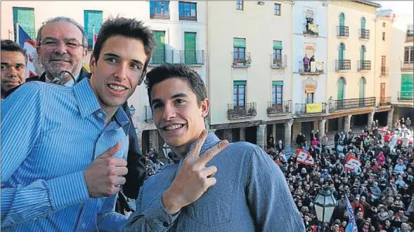  ?? MERCÉ GILI ?? Los hermanos Márquez, Àlex y Marc, felices en el balcón del Ayuntamien­to de Cervera, antes del desfile de la victoria