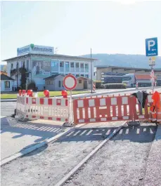  ?? FOTO: ALEXANDRA SCHNEID ?? Kurz nach der Bahnunterf­ührung in Wurmlingen ist die Daimlerstr­aße derzeit gesperrt.