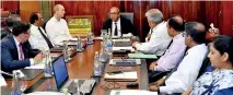  ??  ?? Finance Minister Mangala Samaraweer­a in discussion with Colombo hoteliers