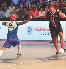  ?? PTI ?? Delhi Dragons’ Ronaldinho, right, in action against Ryan Giggs’ Mumbai Warriors in a futsal match at Al Wasl Club.