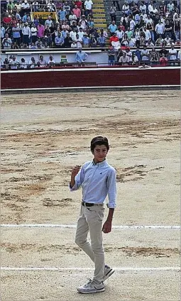  ?? AFP ?? Marco Pérez, aclamado en la vuelta al ruedo en la plaza de toros de Cali.