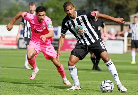  ?? PICTURES: Simon Howe ?? Omar Holness holds up the ball for Bath City during their defeat to Dartford