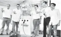  ??  ?? INOVATIF: Dr Rundi bersama (dari kiri) Shamsur, Syed Zainal, Abdul Hafidz dan Aadrin melakukan simbolik pelancaran Petronas Dynamic Diesel Euro 5 Pro-Drive.