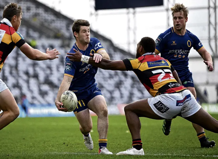  ?? PHOTO: GETTY IMAGES ?? key moment . . . Otago halfback Kieran McClea, on debut, slips the offload that created a try for Will Tucker in the NPC game against Waikato at Forsyth Barr Stadium on Sunday.
