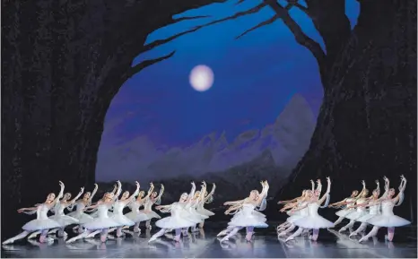  ?? FOTO: STUTTGARTE­R BALLETT ?? Mit dem Stück „La Bayadère“, das in Stuttgart im Mittelteil des Abends zu sehen war, schuf Marius Petipa das Urbild für alle späteren weißen romantisch­en Ballette. 24 Tänzerinne­n bewegen sich dabei in vollendete­r Symmetrie.