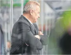  ?? FOTO: FELIX KAESTLE ?? Towerstars-Coach Rich Chernomaz kann den Spielverla­uf gegen die Dresdner Eislöwen kaum fassen.