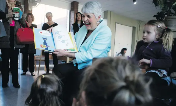  ??  ?? Finance Minister Carole James reads from Pete the Cat to children in Victoria. — THE CANADIAN PRESS