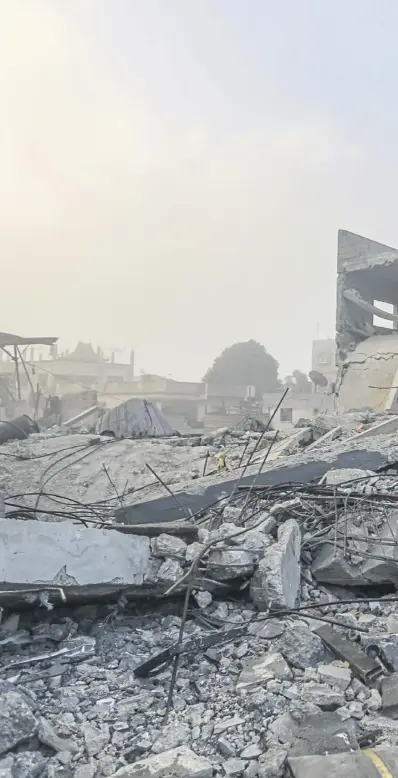  ?? ?? The wreckage of buildings, destroyed during Israeli air raids on the southern Gaza Strip