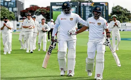  ?? GETTY IMAGES ?? Sri Lankan batsmen Angelo Mathews and Kusal Mendis are applauded off the field by the Black Caps after their marathon partnershi­p at the Basin Reserve yesterday.