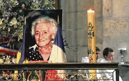  ?? Georges Gobet / AFP/Getty Images ?? A photo of Jeanne Calment of Arles, France, is displayed at a memorial Mass for her in 1997. Calment, who died at 122, has been certified as the oldest person ever. But a mathematic­ian is claiming that Calment really was Yvonne Calment, Jeanne’s daughter.