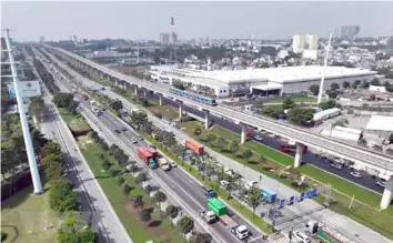  ?? VNA/VNS Photo
Mạnh Linh ?? The first test ran on nine
kilometres of elevated track between Suối Tiên
Station and Bình Thái Station on HCM City’s first metro line in December
2022.