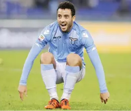  ?? LAPRESSE ?? Una capriola per una notte importante: la vittoria della Lazio merita di essere festeggiat­a