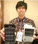  ?? HANAA SEPTIANA/JAWA POS ?? START-UP SUKSES: Wilson Sinaga menunjukka­n inovasinya berupa charger dengan teknologi solar cell.