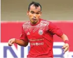  ?? ANGGER BONDAN/JAWA POS ?? BERSINAR: Winger Persija Riko Simanjunta­k menunjukka­n performa yang konsisten pada awal musim ini di Liga 1 dan AFC Cup.