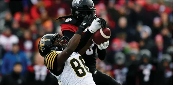  ?? JUSTIN TANG/THE CANADIAN PRESS FILES ?? Redblacks’ Rico Murray, defending here against the Ticats’ Bralon Addison in the CFL East Final in Ottawa on Nov. 18, has signed with Hamilton.