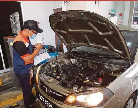  ?? PIC BY SYARAFIQ ABD SAMAD ?? A Puspakom officer inspecting a car used for e-hailing at the Puspakom inspection centre in Petaling Jaya yesterday.