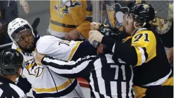  ?? GENE J. PUSKAR/THE ASSOCIATED PRESS ?? Tempers flared late in Game 2, with Nashville’s P.K. Subban and Pittsburgh’s Evgeni Malkin dropping the gloves.