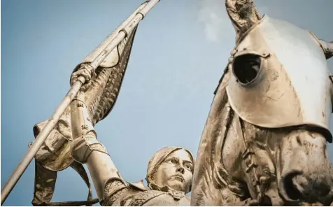  ?? Foto: Joel Saget, dpa ?? Zur Freiheit? Jeanne d’Arc bleibt ideell ewiger Referenzpu­nkt der Grande Nation – von links bis rechts. So einig ist das Land aktuell sonst selten. ABGÄNGIGE GOLDMÜNZE SWR SYMPHONIEO­RCHESTER