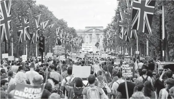  ?? Foto: Efe ?? Los manifestan­tes sostienen pancartas durante una protesta contra el ‘brexit’ en Londres.