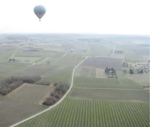  ?? | Nathan Adams ?? A HOT-AIR balloon ride over the vineyards.