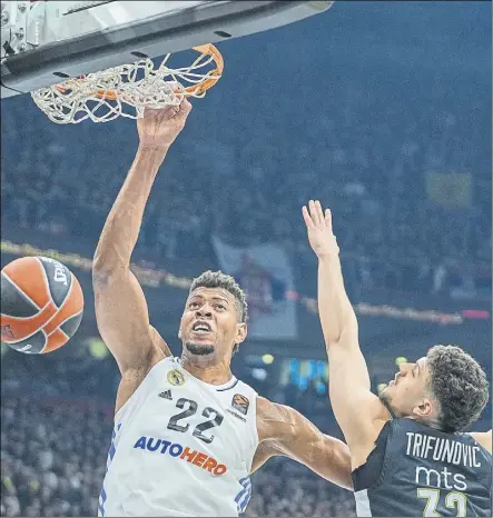  ?? Foto: LAPRESSE ?? Walter Tavares machaca ante Trifunovic. El regreso del pívot caboverdia­no resultó clave para el Real Madrid