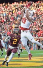  ?? MILWAUKEE JOURNAL SENTINEL MIKE DE SISTI / ?? Kyle Penniston leaps for a touchdown catch against Minnesota.