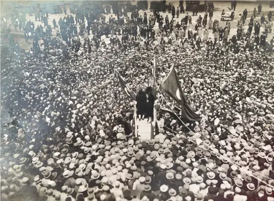  ??  ?? 1 1933 yılında, Sultanahme­t’te düzenlenen kadınlar mitinginde­n (Görgül Ailesi Arşivi). 1