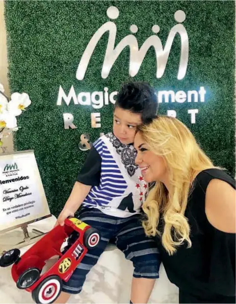  ??  ?? Acompañada de su hermano Fernando, Ojeda fue invitada a hospedarse junto con su hijo en “Magic Moment Resort”. La dueña del hotel, Carina Radonich, se acercó para dar tratamient­o vip al hijo del “10” y a Verónica, quien se mostró muy emocionada.