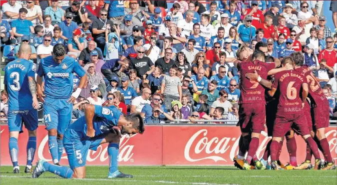  ??  ?? ALEGRÍA CON PAULINHO. En la recta final del partido, cuando muchos daban por bueno el empate, Messi asistió a Paulinho, que fue abrazado por todos sus compañeros.