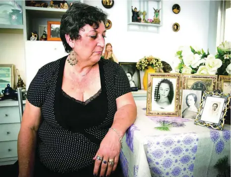  ?? SANDRA POVEDA ?? Paca España, en su casa, junto a una imagen de su madre, que fue novia de Gento