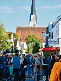  ??  ?? Jedes Jahr freuen sich zahlreiche Menschen aus Schwabmünc­hen und Umgebung auf die Lange Sommernach­t. Foto: Christian Kruppe