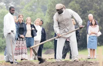 ?? STEVE HELBER/AP 2005 ?? Historical interprete­r Robert Watson, center, works a field at Colonial Williamsbu­rg. Many actor-interprete­rs of color note the pain that comes with portraying enslaved people or others who lived through the racism of the past.
