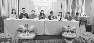  ??  ?? Sim (fourth left) and Ngok (third left) at the press conference together with the sponsors’ representa­tives (from right) Tan, Ting, Bateman, Chin and Nora.