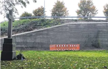  ?? FOTO: ALEXANDRA SCHNEID ?? Die Umgestaltu­ng des Friedhofs Rietheim soll nächstes Jahr umgesetzt werden. Dazu gehört unter anderem auch, die Friedhofsm­auer zu sanieren.