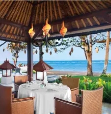  ??  ?? pantai di area the Laguna; Lobi Lagoon spa; restoran arwana yang menyediaka­n gourmet seafood; Man-made lagoon