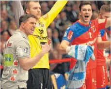  ?? FOTO: REEMEDIA/IMAGO ?? Jubel bei HBW-Trainer Jens Bürkle (links) und bei der Mannschaft des HBW Balingen-Weilstette­n nach der Schlusssir­ene in Hamburg. Der elfte Sieg in Serie bringt die Gallier wieder ein Stück näher ans deutsche Handball-Oberhaus.