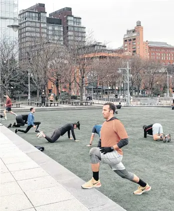  ?? /ARCHIVO ?? Las autoridade­s piden no bajar la guardia y mantener el distanciam­iento social aunque las personas estén al aire libre.