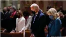  ??  ?? "Ein traditione­ller Katholik, aber kein Traditiona­list": US-Präsident Biden beim Kirchenbes­uch vor seiner Amtseinfüh­rung